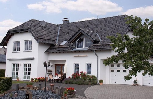Habscheid Apartment | 5-bed apartment with shower/WC and balcony - Ferienwohnungen Heck