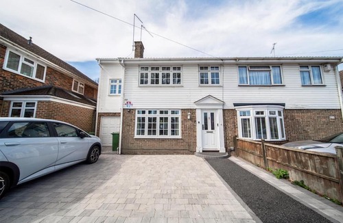 Bredhurst Apartment | 5 Bed Gem plus Private Garden Studio