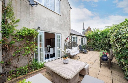 Oakleigh House | 5-Bed Home with Private Parking behind gated and only 25 Mins To Central London