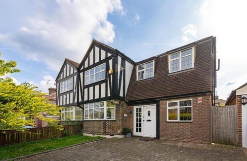Oakleigh House | 5-bed House - Sleeps 10 - Garden - Parking