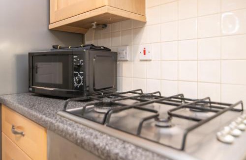 Wolverhampton Villa | 5 bed house with free parking in quiet location