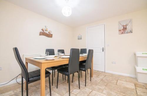 Wolverhampton Villa | 5 bed house with free parking in quiet location