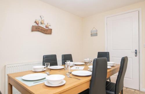 Wolverhampton Villa | 5 bed house with free parking in quiet location