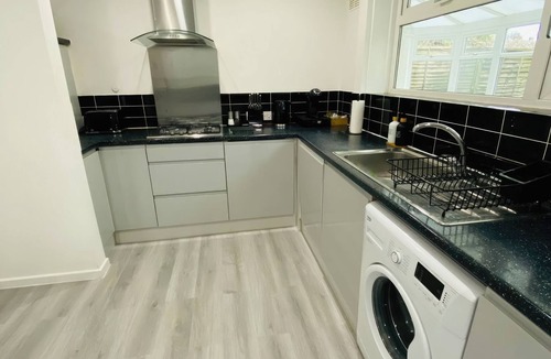Rushmoor District House | 5-Bed in Farnborough w/Free Parking + Wifi