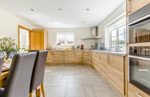 Aldborough Cottage | 5 Bed in Hanworth Common (oc-1650)