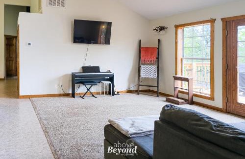 Branson House | 5 bed Mountain View Retreat on 8 Acres Near Town