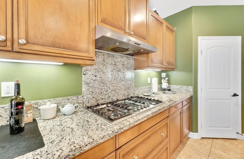 Woodcrest House | 5 bed rooms 3.5 bathroomnPool tablenHome theaternFire place indoor/outdoor