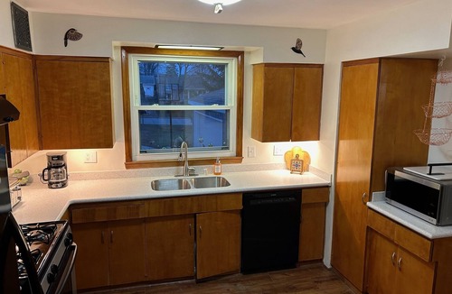 Milwaukee House | 5 bedroom - 2 full Bath , Proj TV. 2 Car Garage. 1st Floor shower + "Q" bedn