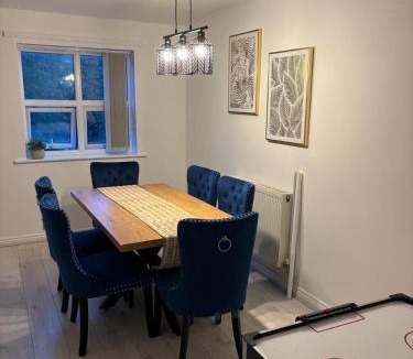 West Bromwich House | 5 bedroom 3 Bathroom townhouse,Parking, Netflix, Pool table, Wifi,Nr Sandwell Hospital and train station