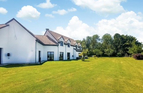 Pierre-Levee House | 5 bedroom accommodation in Pierre-Levée