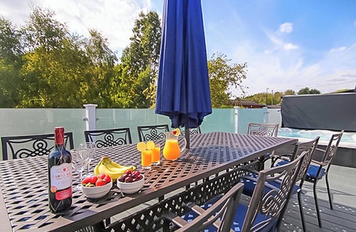 Milford on Sea Ski Chalet | 5 bedroom accommodation in Milford-on-Sea, Nr Lymington