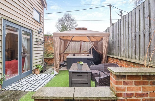 Blofield Cottage | 5 bedroom accommodation in Blofield