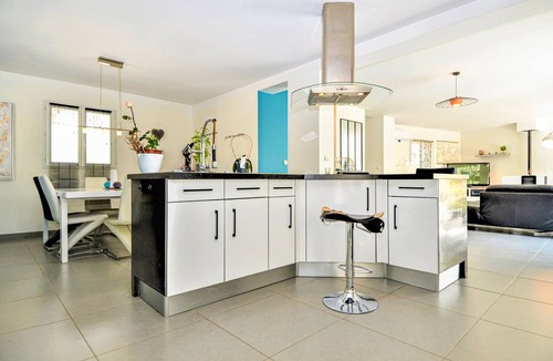 Meyreuil House | 5 bedroom accommodation in Meyreuil