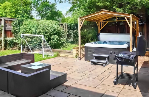 Leeds Cottage | 5 bedroom accommodation in Pudsey, near Leeds