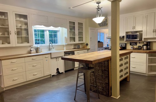 Harrison Hot Springs Hotel | 5 Bedroom House | Accommodates up to 12 | Right in Harrison Hot Springs