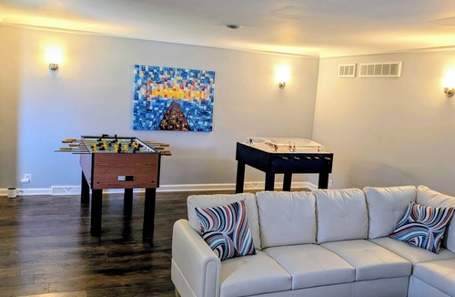 Romulus House | 5 bedroom Detroit Metro Airport Home!