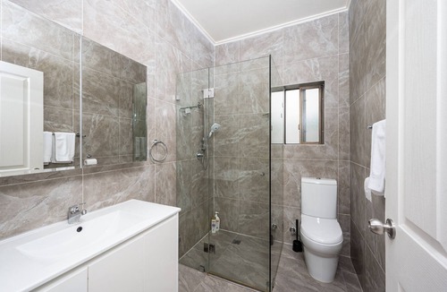 Revesby House | 5 Bedroom Home in Revesby-Sleeps 12