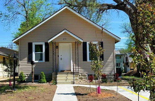 Hays House | 5-bedroom house in Hays with AC, WiFi