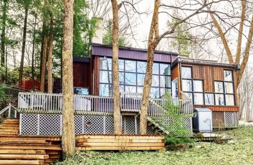Utterson Cottage | 5 bedroom waterfront cottage. Billiard, kayaks, pedal boats, fishing, swimming