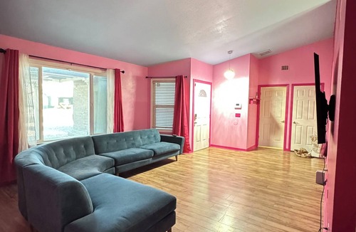 La Buena Vida House | 5 Bedroom with POOL- 5 MIN walk to State Farm Stadium & Desert Diamond Arena