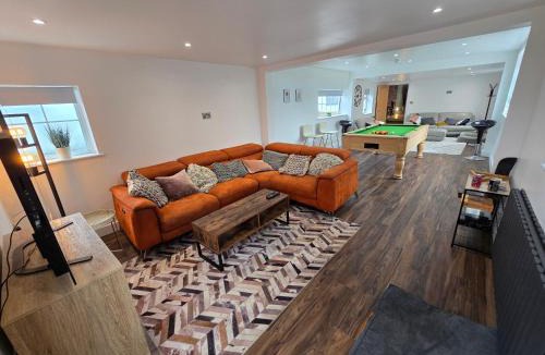 Fishlake Apartment | 5 Bedrooms, Pool Table, Sleeps 10, Contractor Stays, Family Gatherings - Secure Free Parking