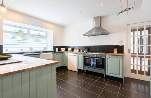 Lundin Links House | 5 bedrooms/sleeps 10-12/free wifi & parking/garden