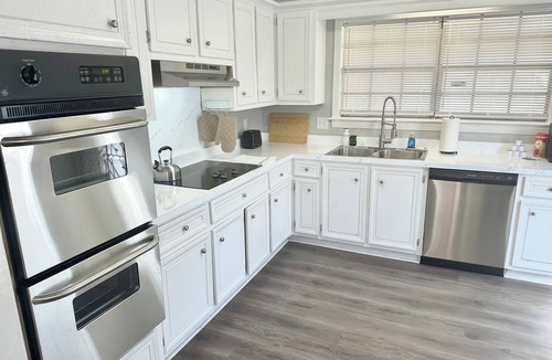 Tougaloo House | 5 beds, 2 car garage, Backyard & Great Location