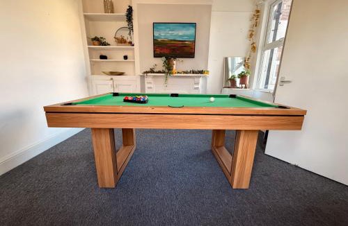 West Bridgford House | 5 Beds Pool Table Parking Contractor Stay