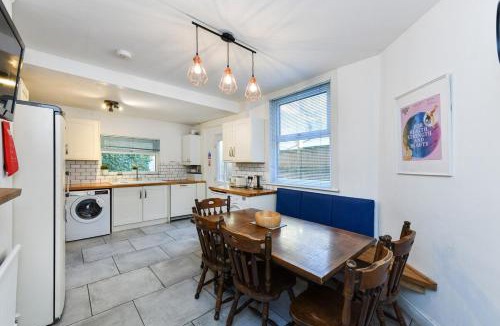 Sneinton House | 5-BR Home Featuring Art and Photography Collection