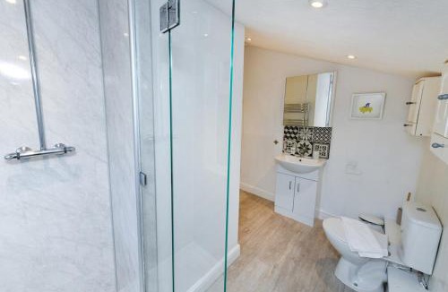 Sneinton House | 5-BR Home Featuring Art and Photography Collection