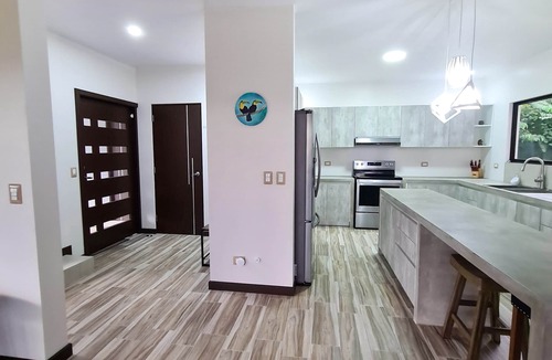 La Fortuna House | 5 BR Rainforest Retreat 5 Minutes from Town!