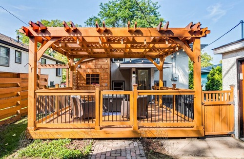 St. Anthony House | 5 BR+ Yard. Close drive to New Brighton, Roseville, Shoreview