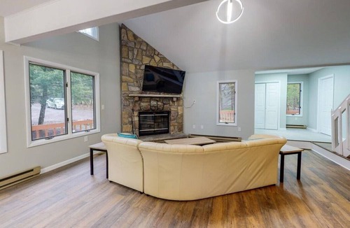 Lake Harmony Cottage | 5 Bruin Ct, Romantic Cottage with a View 10 min from popular tourist attractions