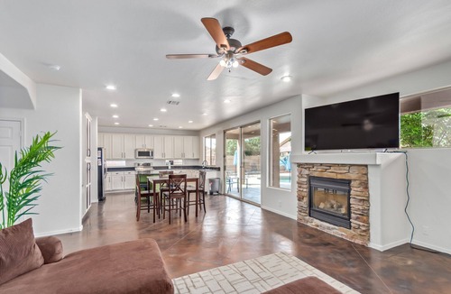 Augusta Ranch House | 5 King beds! Large home, sleeps 18 in beds! Outdoor pool and firepit!