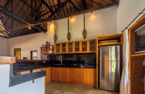 Dencarik Villa | 5 * Lovina Beachfront pool villa Free Dolphin Tour