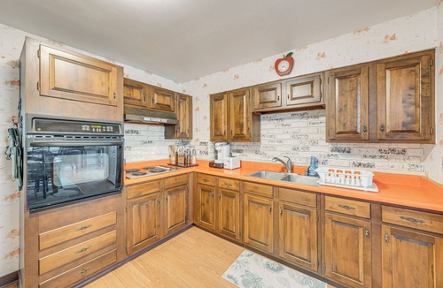 Loves Park House | 5 Mi to Dtwn Rockford: Pet-Friendly Home w/Yard!