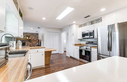 Fort King District Cottage | 5 Mi to Silver Springs State Pk: Gem w/Game Room!