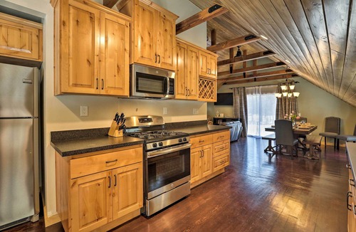 Donner Lake Woods House | 5 Mi to Skiing! Family Getaway Near Donner Lake