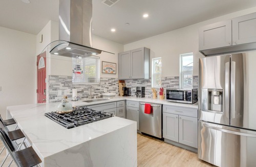 Glendale House | 5 Mi to Universal Studios: Family Gem w/Hot Tub!