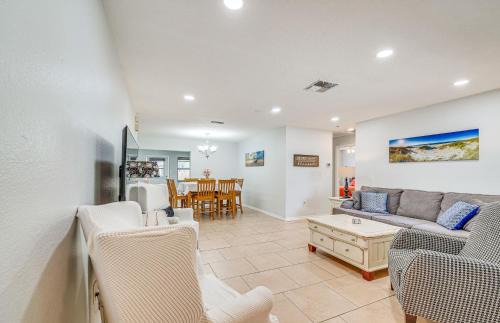 Spring Hill House | 5 Mi to Weeki Wachee! Home w/Lanai & Air Hockey