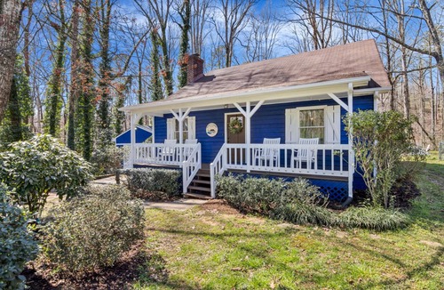 Seneca Cabin | 5 Min From Clemson + Salt Water Hot Tub + Game Room + BAR + 5 King Beds!