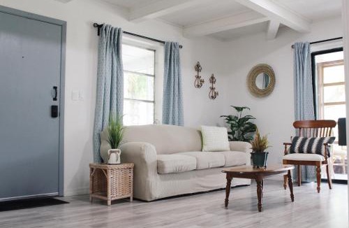 Spring Hill House | 5 min from Weeki Wachee park- Fully Fenced 3 Bedroom House