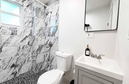 Chelsea Apartment | 5 min to Airport/7 min to Downtown - 3 bdrm Apt