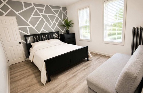 Chelsea Apartment | 5 min to Airport/7 min to Downtown - 3 bdrm Apt