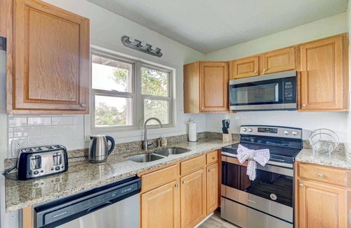 Surfside Beach House | 5 Min to Beach and Golf w Pool