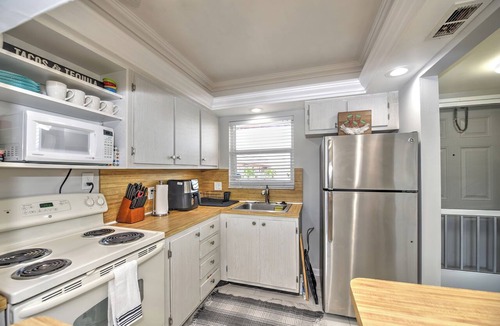 Central Naples Apartment | 5 min to Beach, Pool, Golf, BBQ! 1-bedroom penthouse w/elevator, WiFi, AC Naples