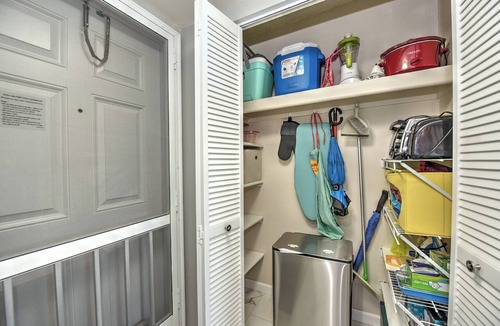 Central Naples Apartment | 5 min to Beach, Pool, Golf, BBQ! 1-bedroom penthouse w/elevator, WiFi, AC Naples