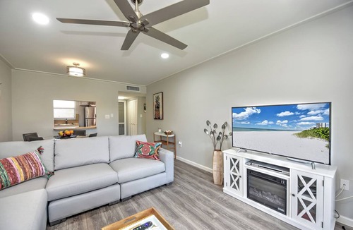 Central Naples Apartment | 5 min to Beach, Pool, Golf, BBQ! 1-bedroom penthouse w/elevator, WiFi, AC Naples