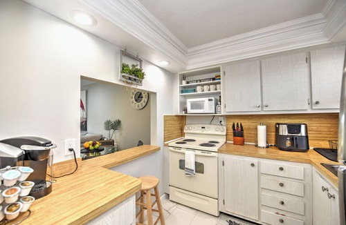 Central Naples Apartment | 5 min to Beach, Pool, Golf, BBQ! 1-bedroom penthouse w/elevator, WiFi, AC Naples