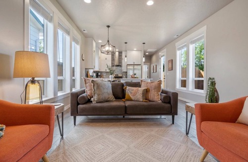 Boise Bench House | 5 min to BSU + 8 min to Downtown | Brand New Build! Happy Decor! Quiet Patio w/Seating & BBQ